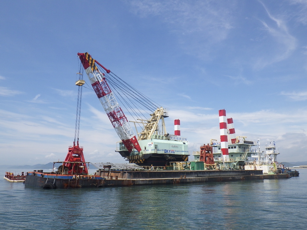 水島港玉島地区航路(-12m)浚渫工事