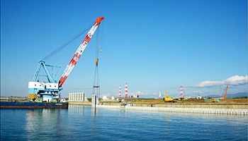 秋田港外港地区泊地（－13m）（消波）築造工事